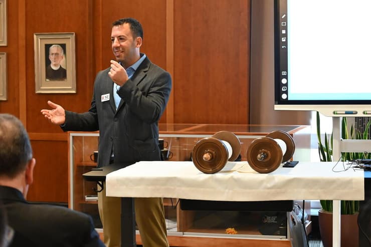 לירן ג'רסי בהרצאה בפני כמרים