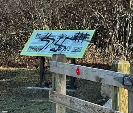 סמלים נאציים רוססו ברחבי הפארק