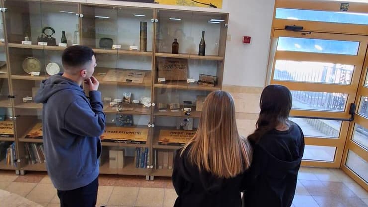 הפך לחלק בלתי נפרד מחיי בית הספר. מוזיאון השואה בתיכון "דרכא" באשקלון      