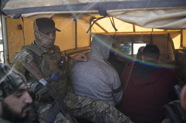 מעצרים במבצע נגד נאמני אסד (צילום: AP Photo/Leo Correa) המשטר החדש ב סוריה מבצע צבאי בעיר חומס