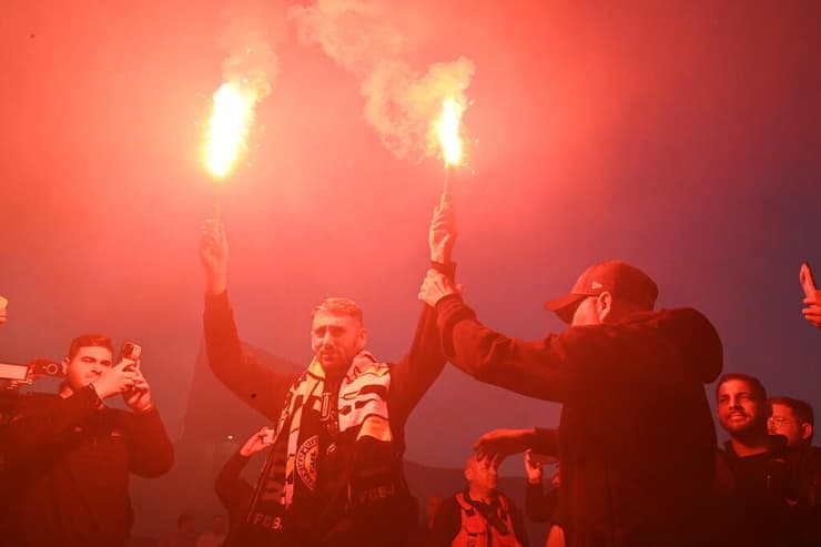 שמח בבן גוריון. אוהדי בית"ר ירושלים, אצילי והאבוקות (צילום: יובל חן) אוהדי בית"ר ירושלים קבלת פנים עומר אצילי