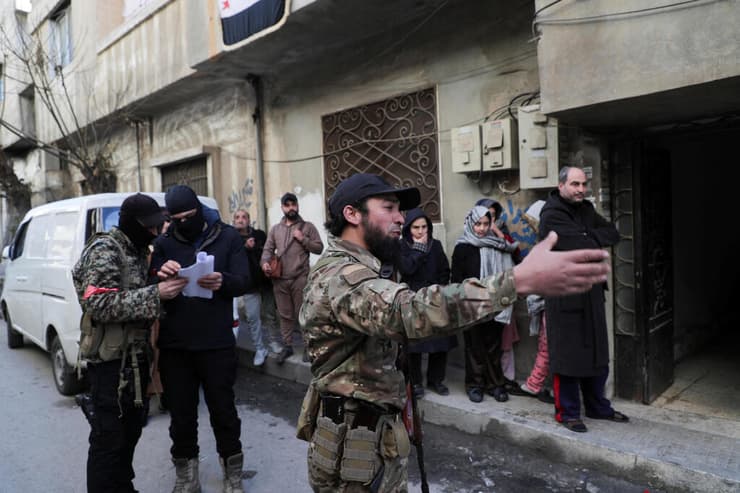 צילום: REUTERS/Khalil Ashawi המשטר החדש ב סוריה מבצע צבאי בעיר חומס