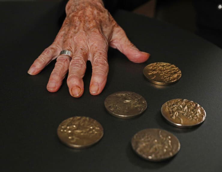 המדליות של קלטי (צילום: AP Photo/Laszlo Balogh) המדליות של קלטי