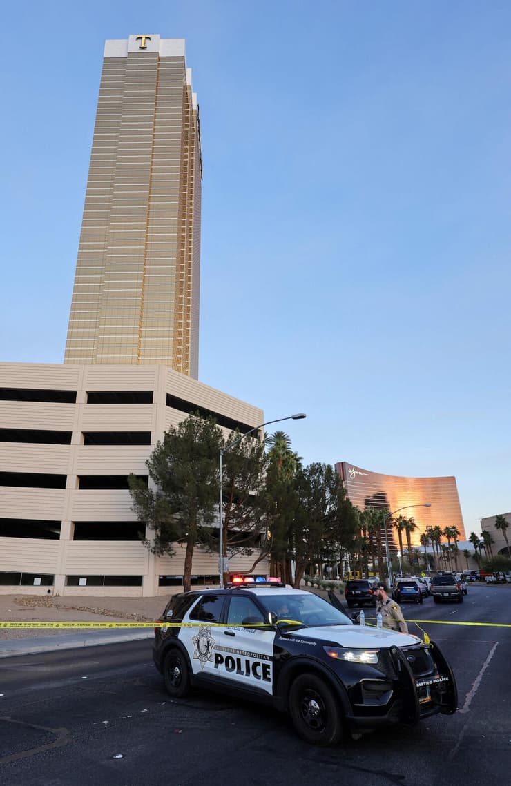 זירה אחרי פיצוץ מכונית טסלה מדגם סייברטראק מחוץ ללובי של מלון טראמפ ב לאס וגאס ארה"ב