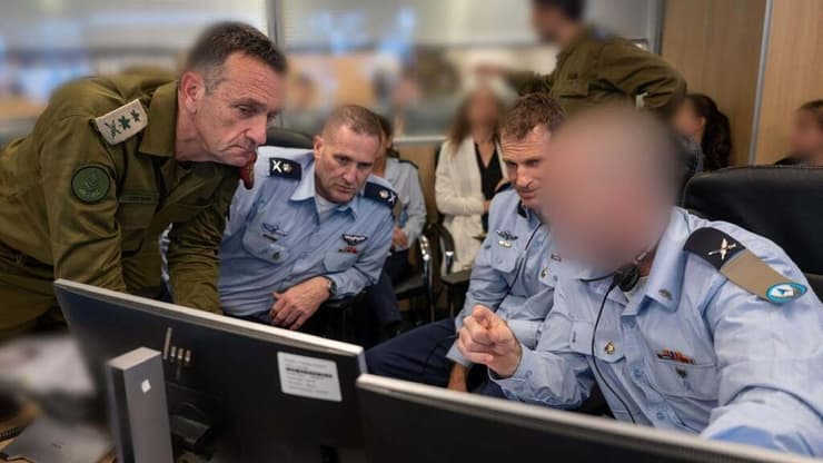 הרמטכ"ל בבור בקריה בזמן המבצע (צילום: דובר צה"ל ) דברי הרמטכ״ל הרצי הלוי ללוחמי שלדג לפני מבצע רבות הדרכים בסוריה