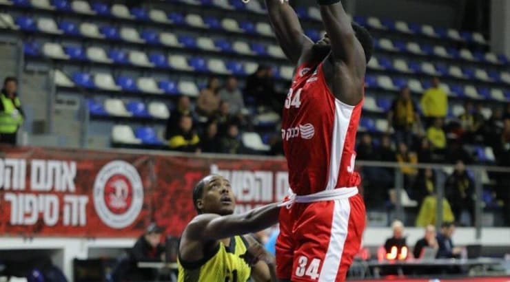 דרק אוגביידה עולה לסל (הפועל ירושלים) דרק אוגביידה עולה לסל