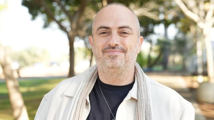 שי ששון, תושב ניר עם