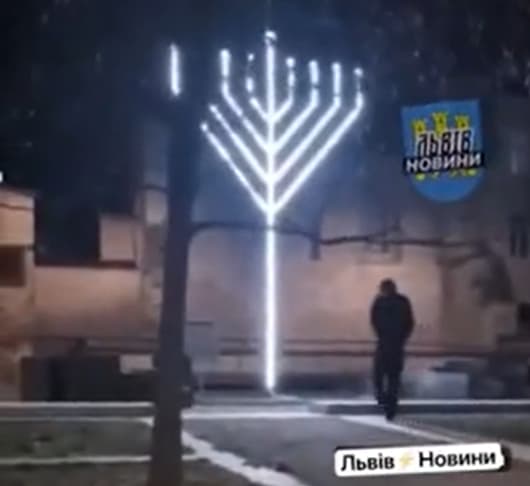 הצעיר ליד החנוכייה הצעיר ליד החנוכייה