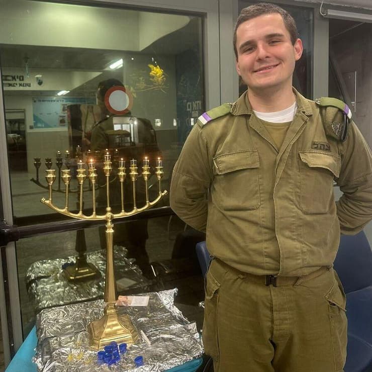 תיאודור כץ חוגג חנוכה לראשונה בחייו. "אוהב את הרוח של עם ישראל"   