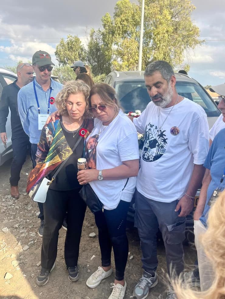 לינדה מירלס נשיאת פדרציית ניו יורק עם מנשה ואורלי מנצורי, שאיבדו את 2 הבנות שלהם הנובה