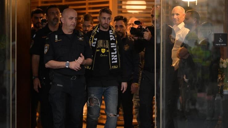 אצילי ביציאה מטרמינל האח"מים אמש (צילום: יובל חן) אוהדי בית"ר ירושלים קבלת פנים עומר אצילי