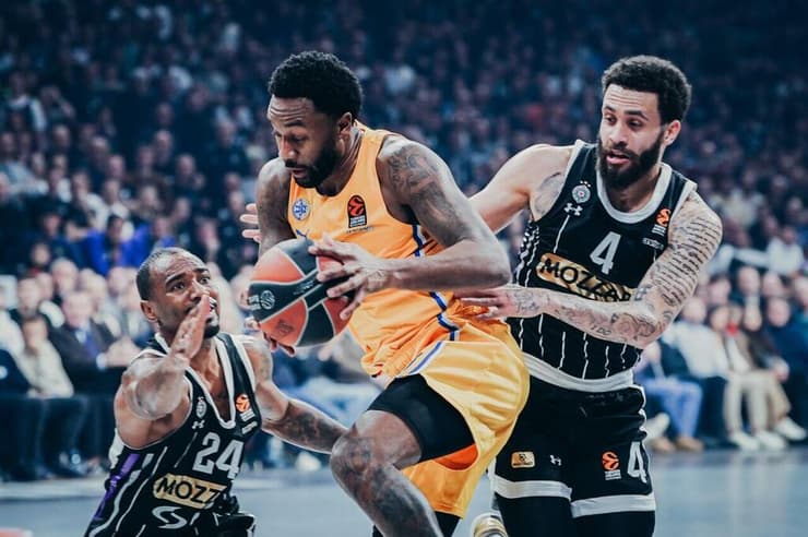 רנדולף לא מוצא את עצמו מול הגנת פרטיזן, אתמול (צילום: Partizan BC) שחקן מכבי ת"א ליוואי רנדולף מול שחקן פרטיזן בלגרד דוויין וושינגטון