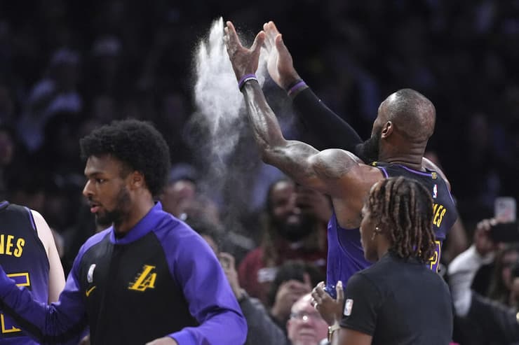 ואי אפשר בלי שואו לקהל (צילום: AP Photo/Mark J. Terrill) לברון עושה שואו לקהל