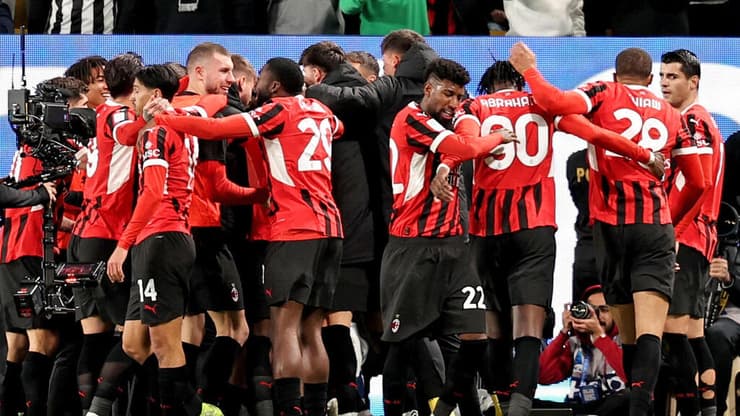 שחקני מילאן חוגגים ( FADEL SENNA / AFP) שחקני מילאן חוגגים