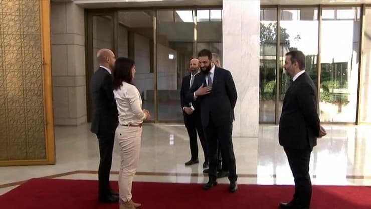 אל-ג'ולאני פוגש את שרת החוץ של גרמניה אנלינה ברבוק בדמשק. בישראל טענו: הוא מעמיד פנים שליט סוריה אל-ג'ולאני מסרב ללחוץ יד לשרת החוץ של גרמניה אנלינה ברבוק