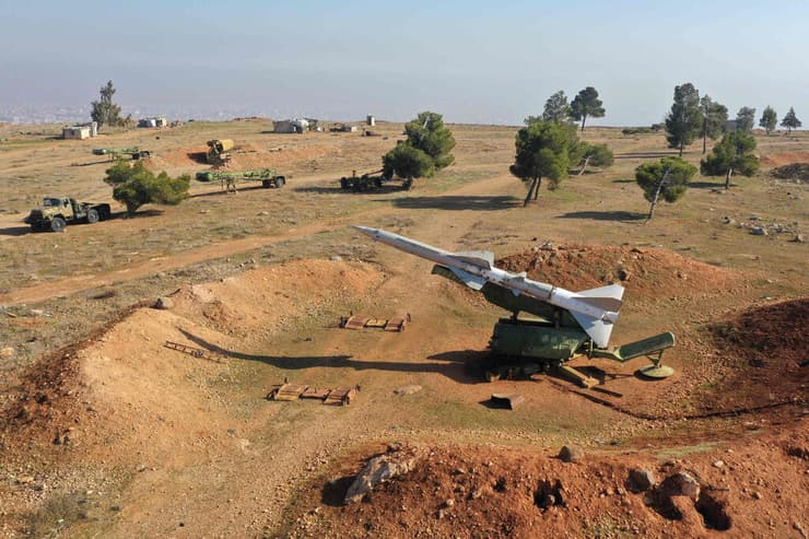 טיל נ"מ שלא נפגע בזירה תקיפה שיוחסה ל ישראל שבה נהרס מכ"ם סמוך ב א-ספירה ליד חלב סוריה