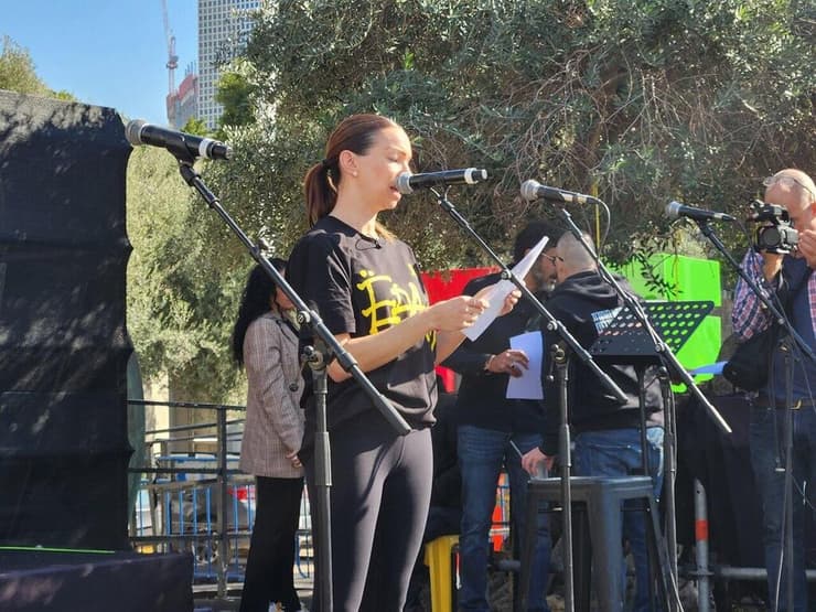 יעל, אימו של עידן אלכסנדר (צילום: מרסלו שניידמן) ציון יום הולדתו של החטוף עידן אלכסנדר בכיכר החטופים