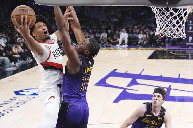 שארפ מנסה לקלוע מעל קולוקלו (צילום: AP Photo/Mark J. Terrill) שארפ מנסה לקלוע מעל קולוקלו