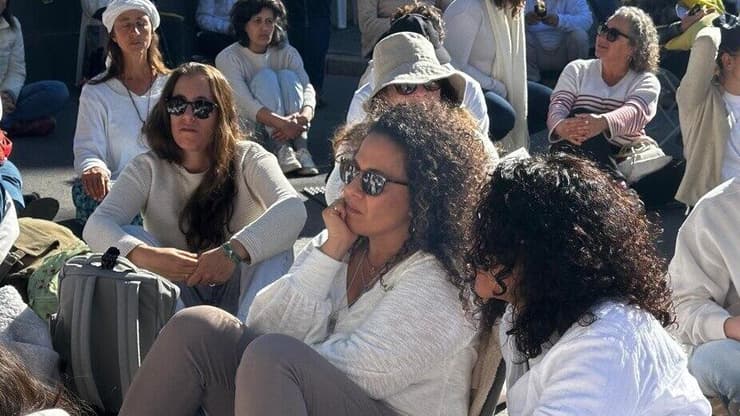 ניבה, אימו של עומר ונקרט. "תעשו את ההחלטה הנכונה" (צילום: עודד אנגל) הפגנה של משמרת 101 מול מעון רה"מ בירושלים