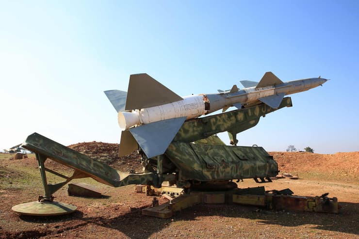 טיל נ"מ שלא נפגע בזירה תקיפה שיוחסה ל ישראל שבה נהרס מכ"ם סמוך ב א-ספירה ליד חלב סוריה