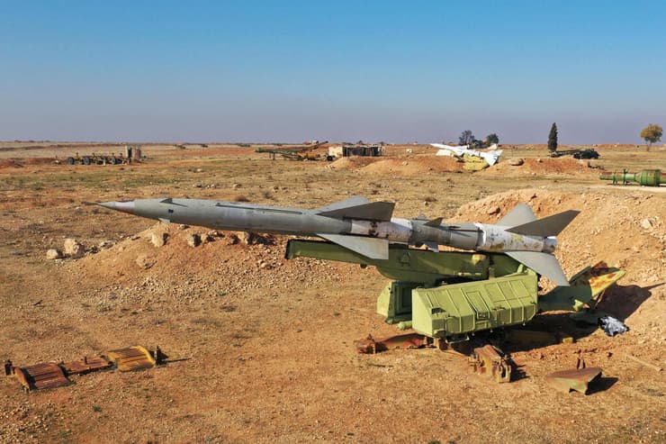 טיל נ"מ שלא נפגע בזירה תקיפה שיוחסה ל ישראל שבה נהרס מכ"ם סמוך ב א-ספירה ליד חלב סוריה