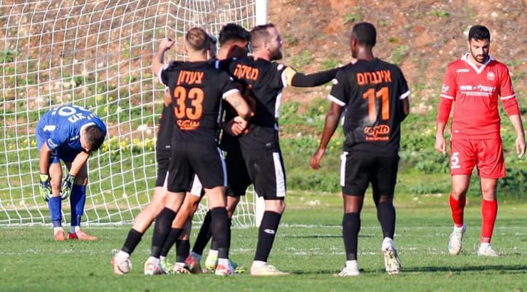 שחקני הפועל כפר שלם חוגגים