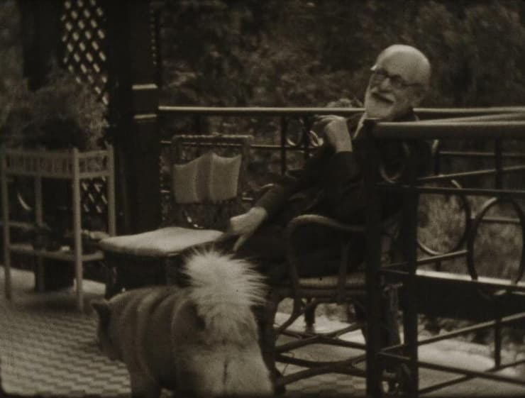 פרויד מחייך לאחר ששיחק עם כלב ונתן לו אוכל, מתוך סרט ביתי
