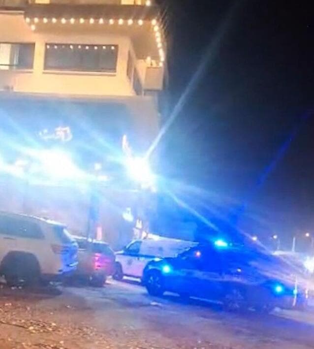 אמבולנס מד"א מחוץ למסעדה בעראבה, הערב אישה נחנקה בזמן ארוחת ערב בתוך מסעדה ביישוב עראבה, מצבה אנוש.