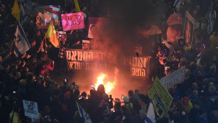  מחאה בדרך בגין להשבת החטופים לאחר קבלת אות חיים מלירי אלבג