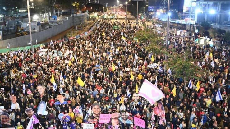  מחאה בדרך בגין להשבת החטופים לאחר קבלת אות חיים מלירי אלבג