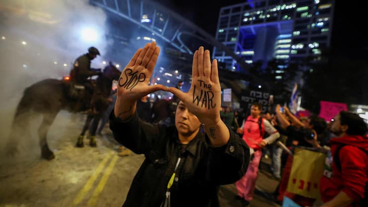 ההפגנה ליד הקריה (צילום: REUTERS/Kai Pfaffenbach) הפגנה בתל אביב