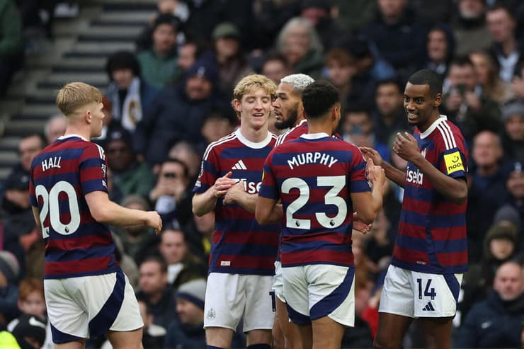 לא עוצרים. שחקני ניוקאסל חוגגים