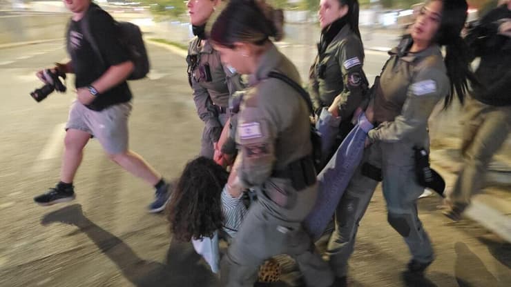 המשטרה עוצרת מפגינים במחאה בבגין