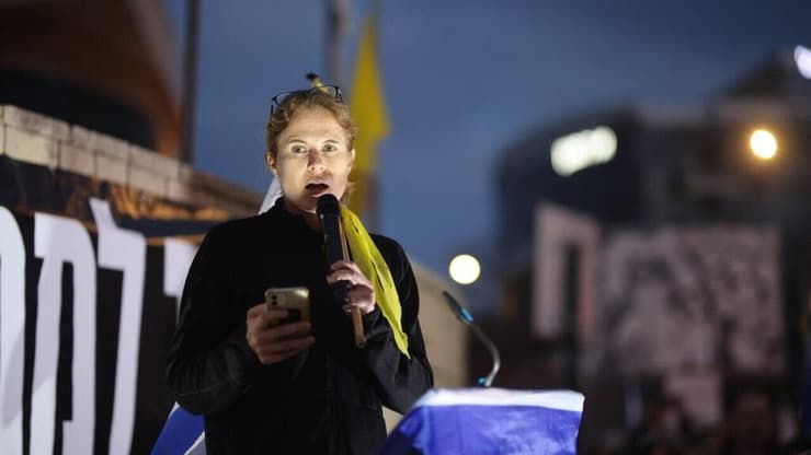 שקמה ברסלר נואמת בהפגנה בפארק המדע ברחובות בקריאה להשבת חטופים וסיום המלחמה