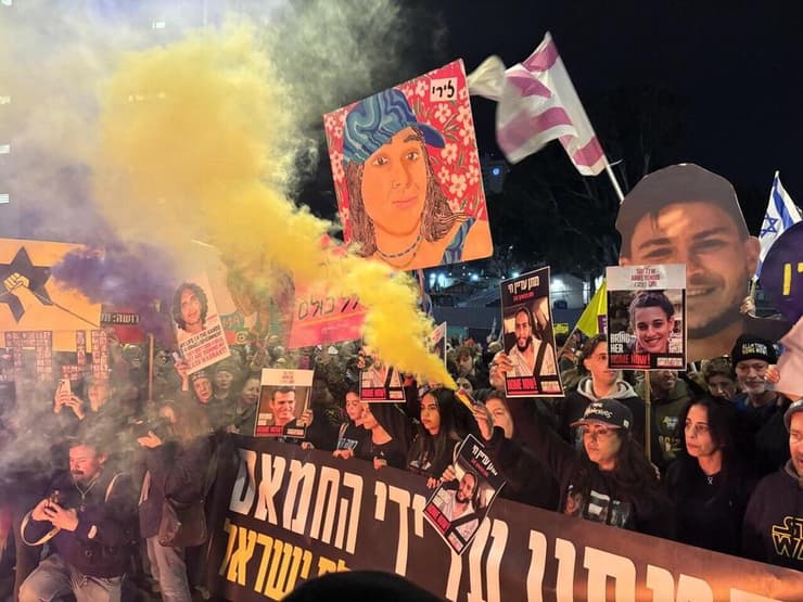 ''יש רק בן אדם אחד שיכול לקחת אחריות ולהחזיר את החטופים - ראש הממשלה'' (צילום: מאיר תורג'מן) מחאה בדרך בגין להשבת החטופים לאחר קבלת אות חיים מלירי אלבג