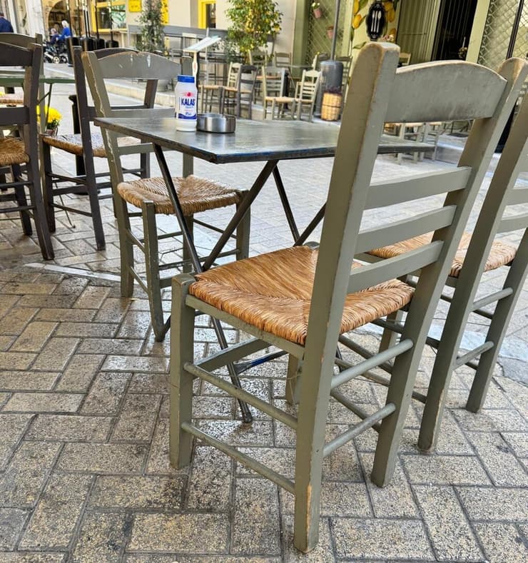 הכיסאות בטברנה מקומית