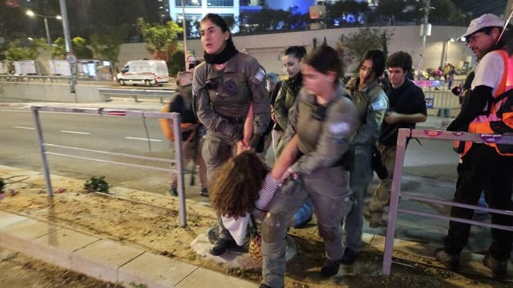 המשטרה עוצרת מפגינים במחאה בבגין