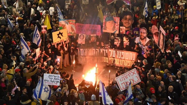 הפגנה בשער בגין, אמש (צילום: יאיר שגיא) מחאה בדרך בגין להשבת החטופים לאחר קבלת אות חיים מלירי אלבג