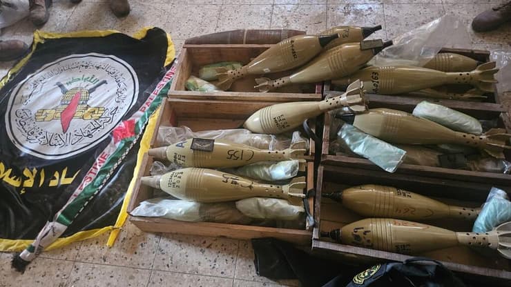 אמצעי לחימה שאותרו על ידי כוחות חטיבת כפיר בשכונת הקצינים בצפון רצועת עזה בה התבצרו מפקדי חמאס