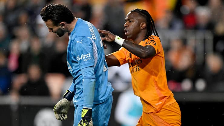 ויניסיוס מחטיף לדימיטרייבסקי (צילום: REUTERS/Pablo Morano) ויניסיוס