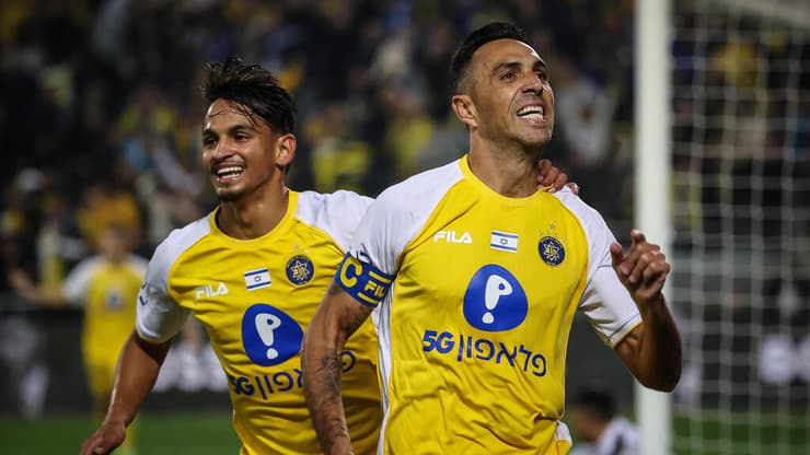 זהבי חוגג את המהפך (צילום: עוז מועלם) זהבי