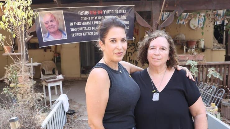 מימין: בת הזוג של דוד ז"ל, אורלי מאיר, ובתו ליאור אבני בר מחוץ לביתו בקיבוץ בארי