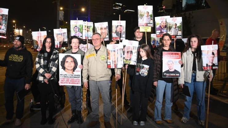 משפחות החטופים בשער בגין (צילום: יאיר שגיא) הצהרת משפחות החטופים בשער בגין לאחר קבלת אות חיים מלירי אלבג