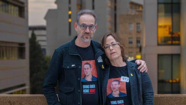 "החזרה ללחימה מסכנת את כל החטופים". הוריו של החלל החטוף סרן עומר נאוטרה (צילום: יובל חן) אורנה ורונן הוריו של עומר נאוטרה החייל שנחטף לעזה וגופתו מוחזקת בשבי החמאס בראיון ממטה החטופים