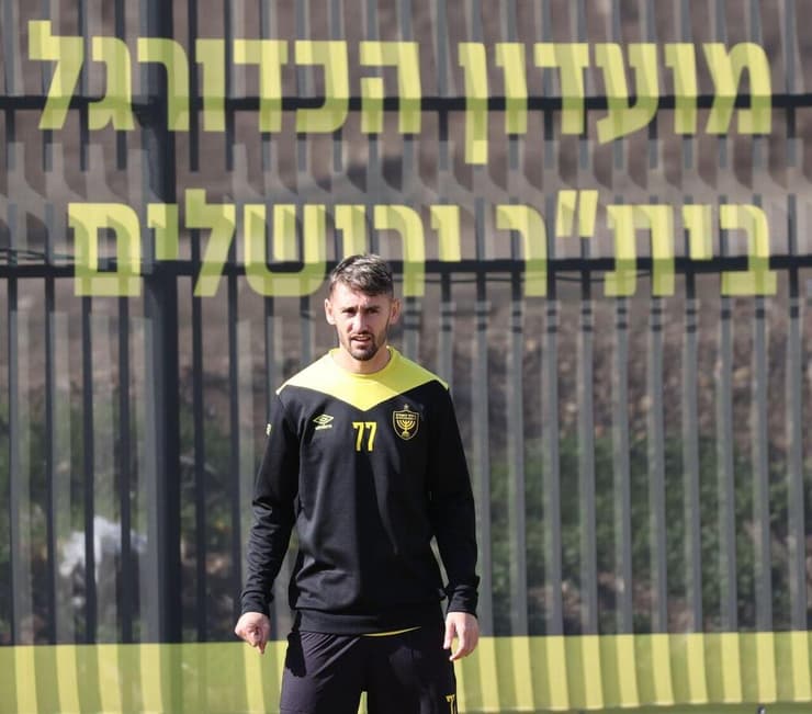  אצילי באימון הבכורה