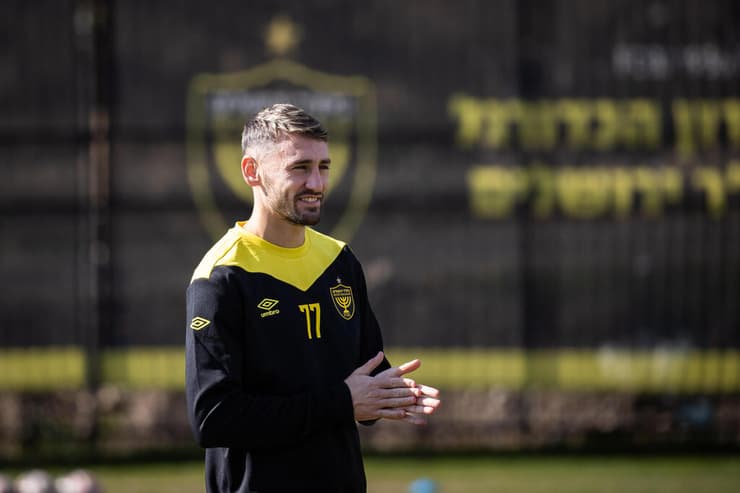 טדי צפוי להיות מפוצץ בהופעת הבכורה שלו. עומר אצילי (צילום: אלכס קולומויסקי) עומר אצילי באימון בית"ר ירושלים