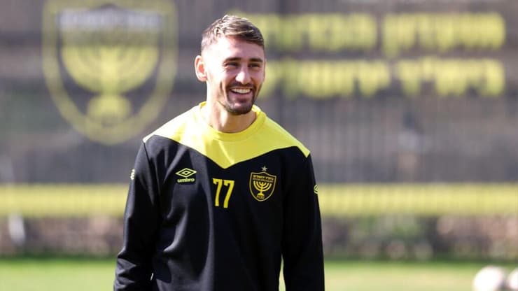  אצילי באימון הבכורה