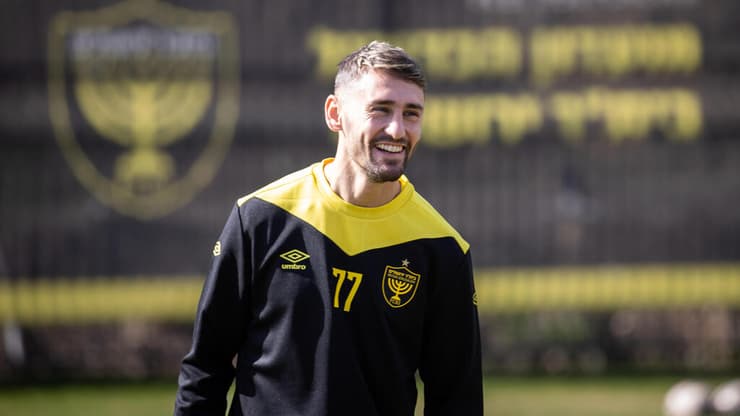 לא הרגיש שמכבי חיפה בטירוף עליו. אצילי (צילום: אלכס קולומויסקי) עומר אצילי באימון בית"ר ירושלים