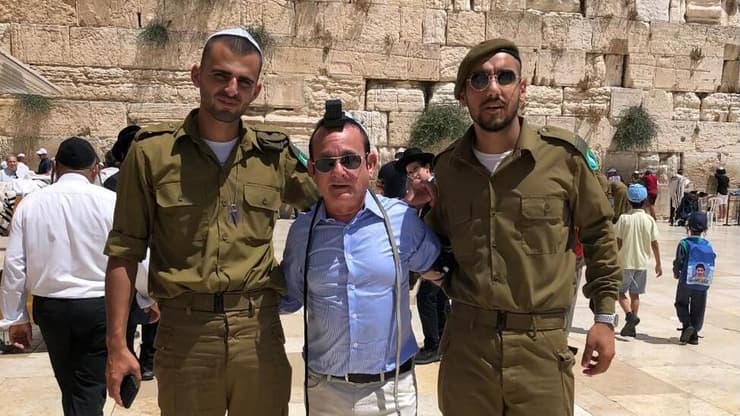 מרק שטרוהל עם חיילי צה״ל בכותל