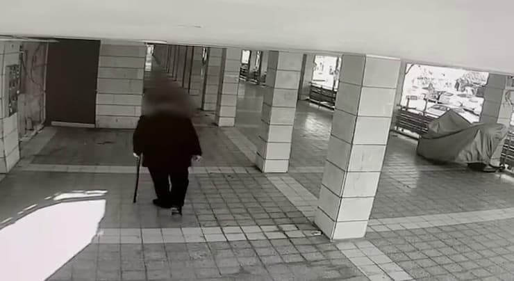 המחבל מגיע לזירה (צילום: דוברות המשטרה) תיעוד של המחבל נכנס לדירה של הקשישה בירושלים